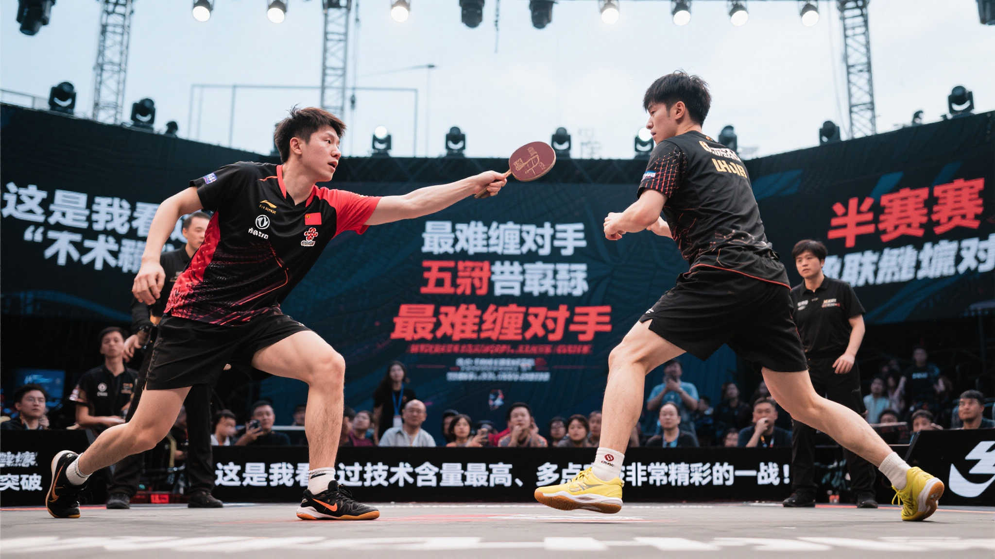 清华大学荣获CUBAL季军，全队上台领取奖牌与奖杯